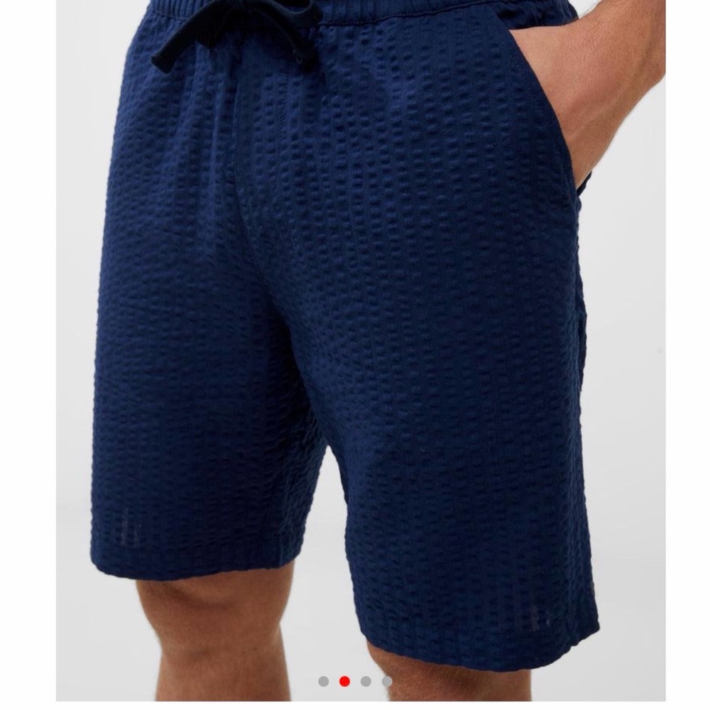 NWT Mens French Connection classic Navy Seersucker  Shorts size L.